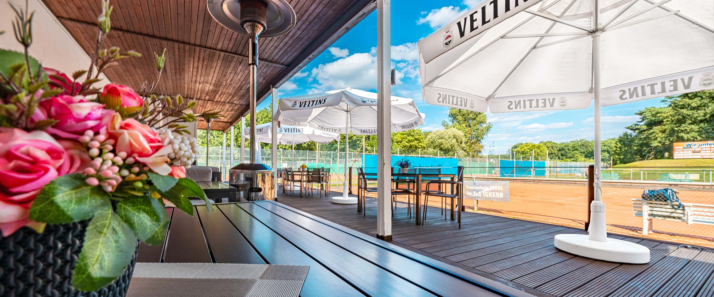 Foto: Außenterrasse Gastronomie mit Blick auf die Tennisplätze