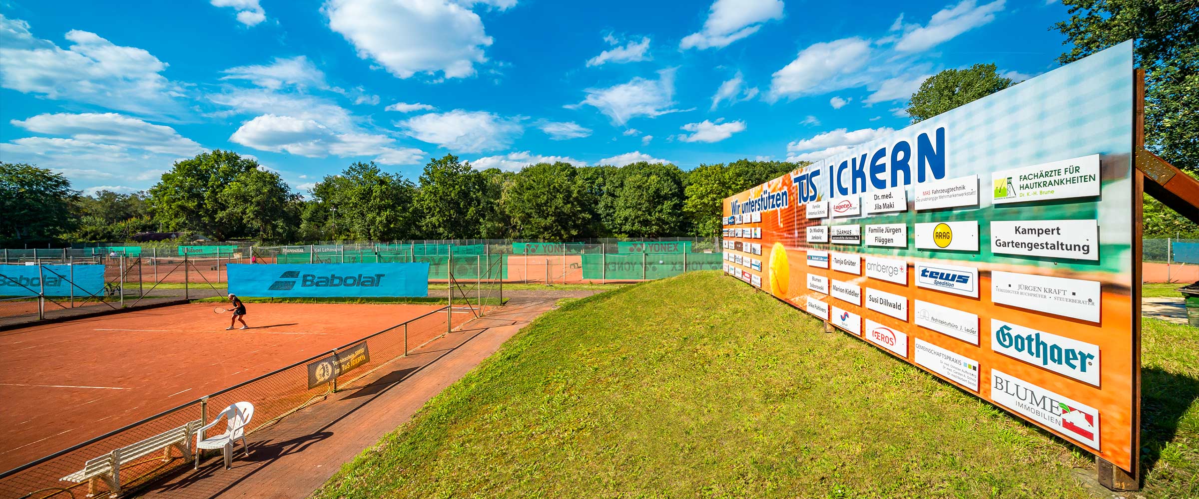 Foto: Claim: Unsere großzügige Anlage mit 10 Hallenplätzen & 13 Sandplätzen