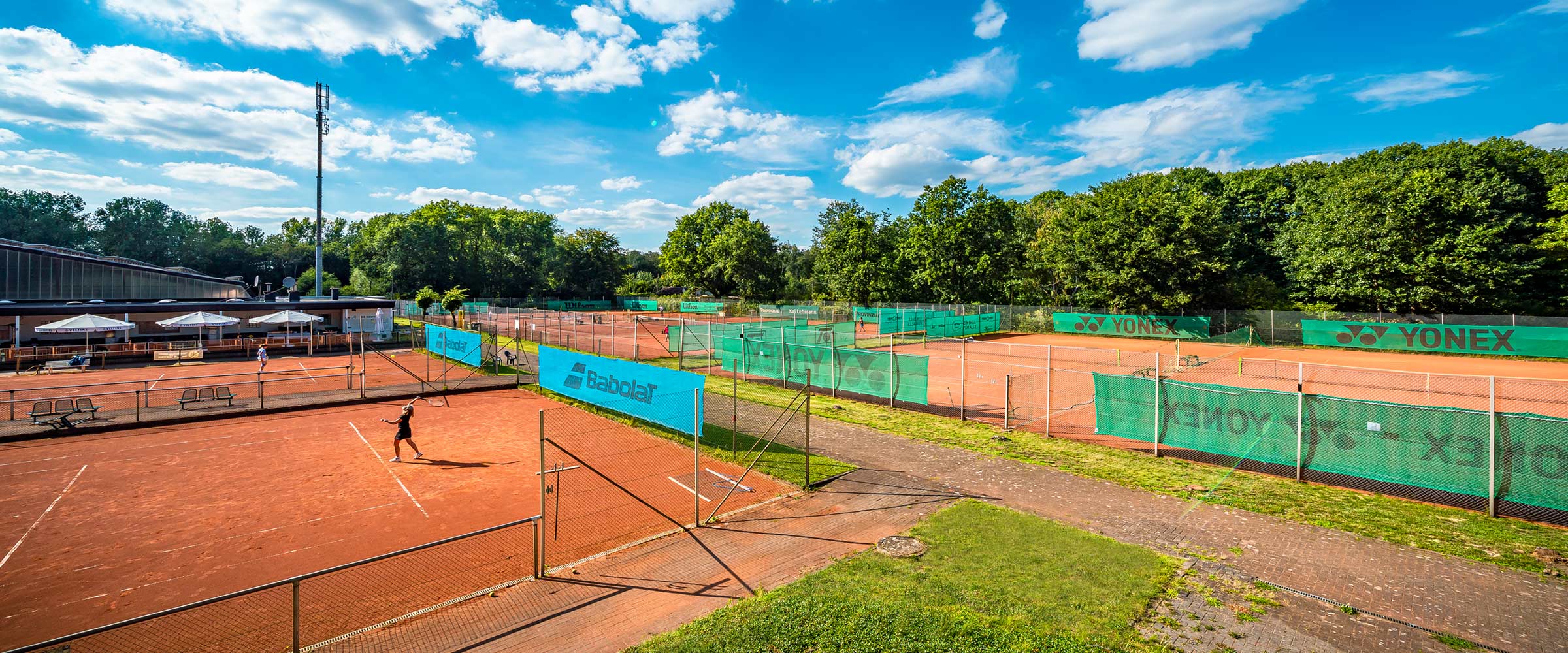 Foto: Claim: Unsere großzügige Anlage mit 10 Hallenplätzen & 13 Sandplätzen